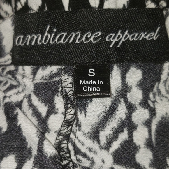 Ambiance Apparel Black & White Shorts Size S - Picture 3 of 4